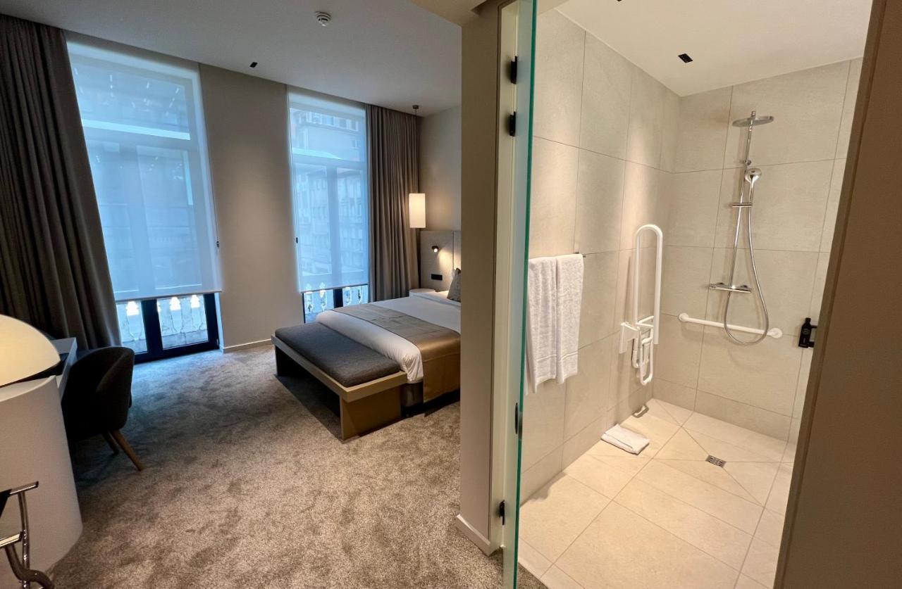 Habitación con cama extragrande y ducha a ras de suelo - Adaptada para personas con movilidad reducida